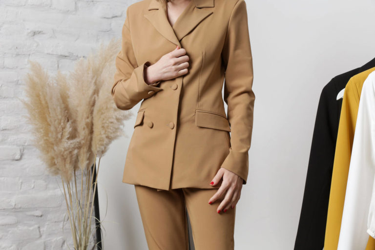Tailleur couleur camel