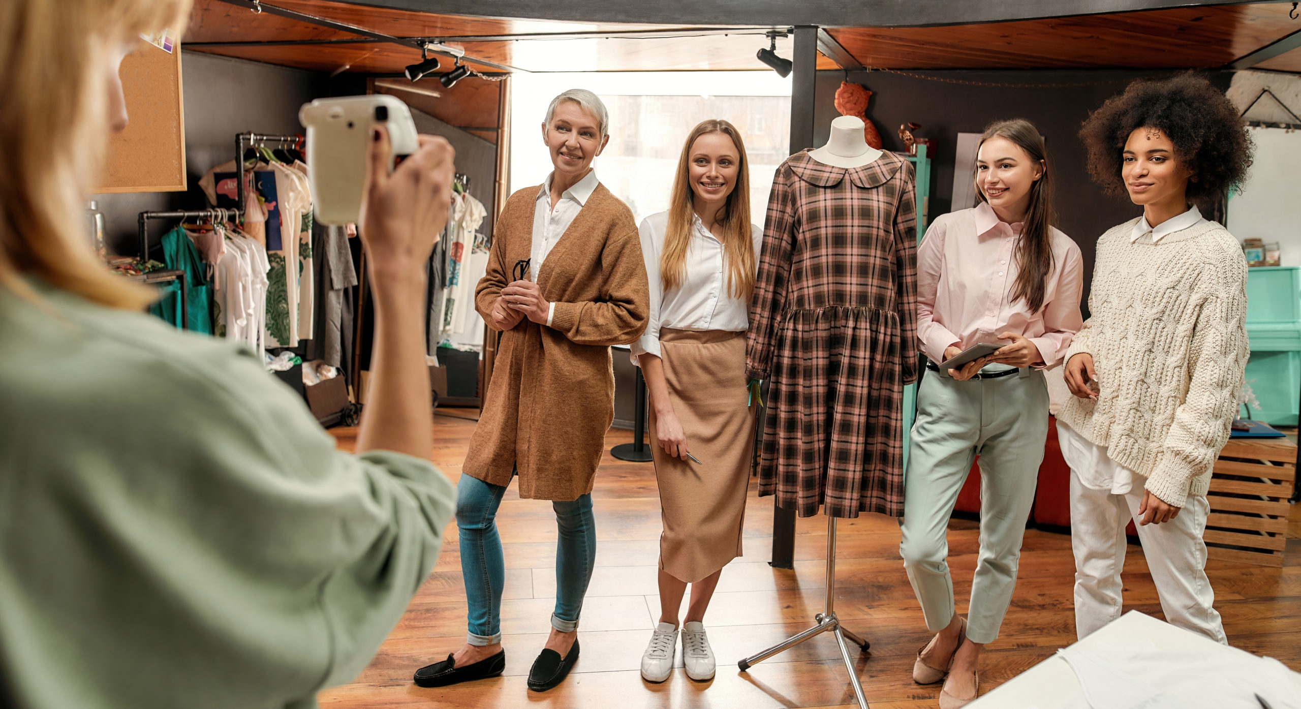 Rencontrez l&rsquo;équipe de Simpl Vintage : Qui se cache derrière les coulisses ?